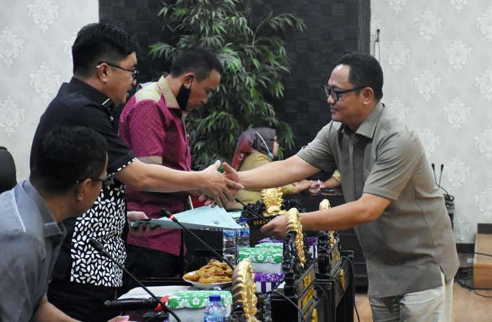 Wajah Baru Jabatan Ketua-ketua Komisi, Irwan Hunawa Dipercayakan Menakhodai Ketua Komisi C